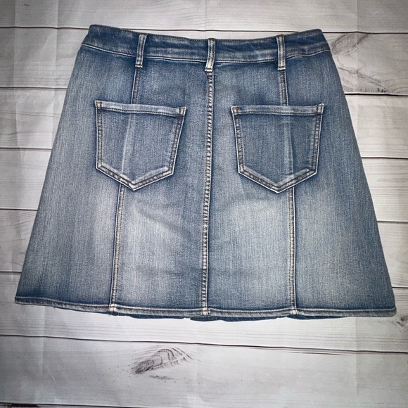 Denim Button-Front Skirt Size 4
Casual Wear Summer Lightweight Button Front - Picture 3 of 7